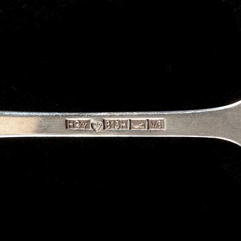 BESTICK, 6+6 "Musslan" silver, Helsingfors 1936-1950. Knivbladen stål. Sammanlagd vikt ca 748 g.