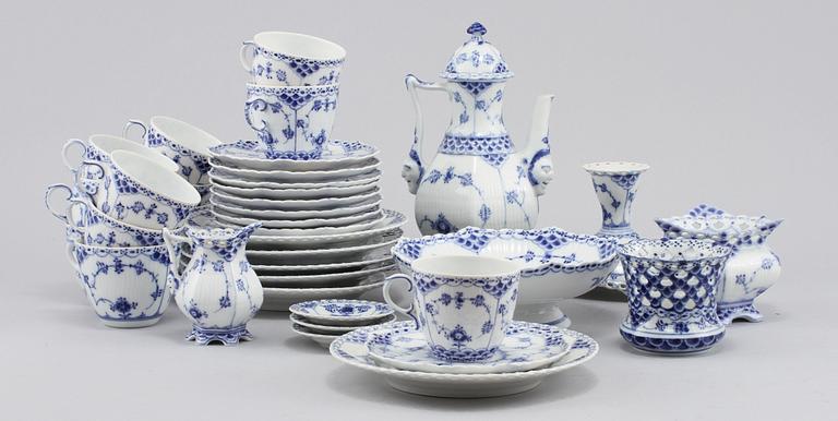 SERVISDELAR, 24 st, porslin, "Musselmalet", Royal Copenhagen, 1900-talets andra hälft.
