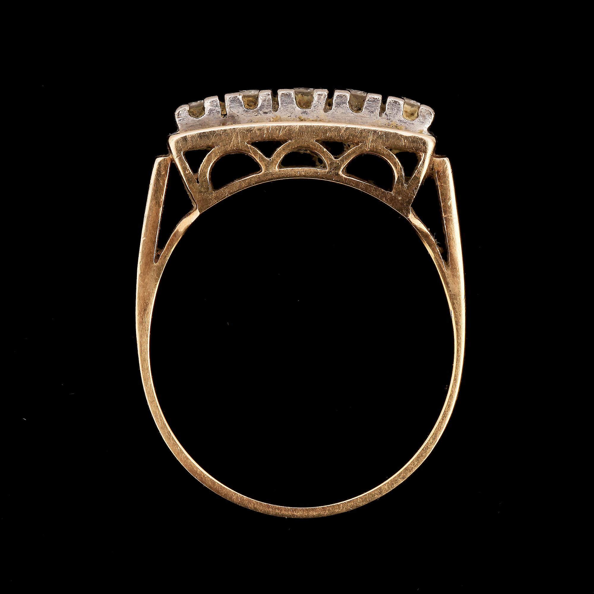 RING, 14k guld med 5 små briljantslipade diamanter. Vikt 6 g.