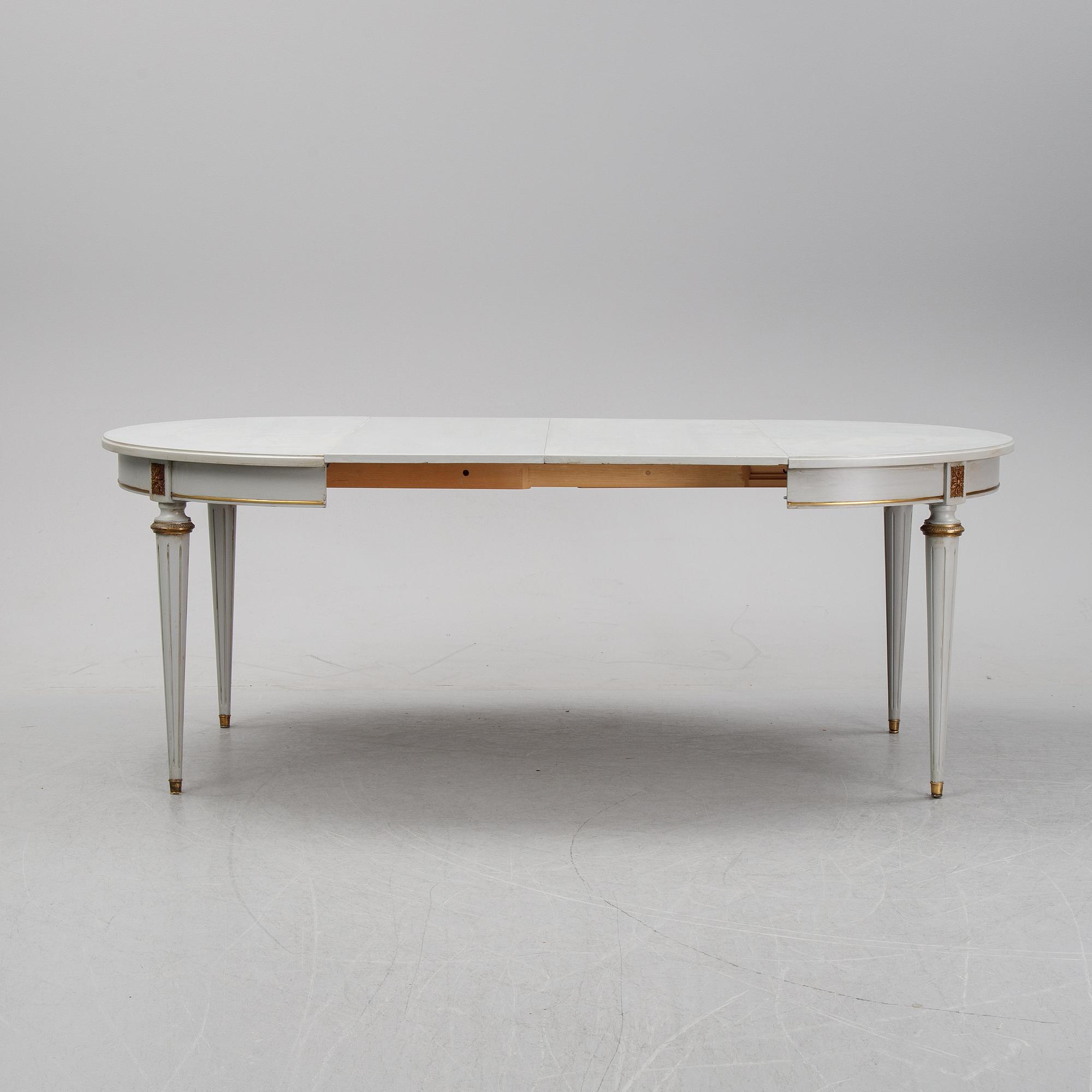 Matbord, gustaviansk stil, 
1900-talets andra hälft. Två iläggsskivor medföljer.
