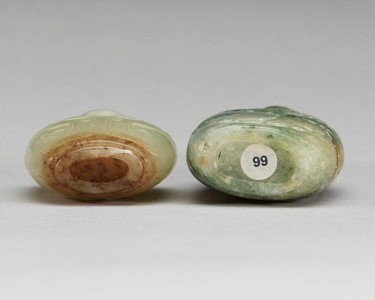 Two nephrite snuff bottles with stopper, late Qing dynasty.