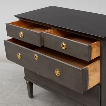 CHEST OF DRAWERS, first half of the 20th century.