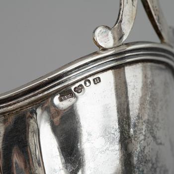 A parcel gilt rococo style sauce boat, maker's mark DAvid Andersen & Co, Stockholm, 1911.