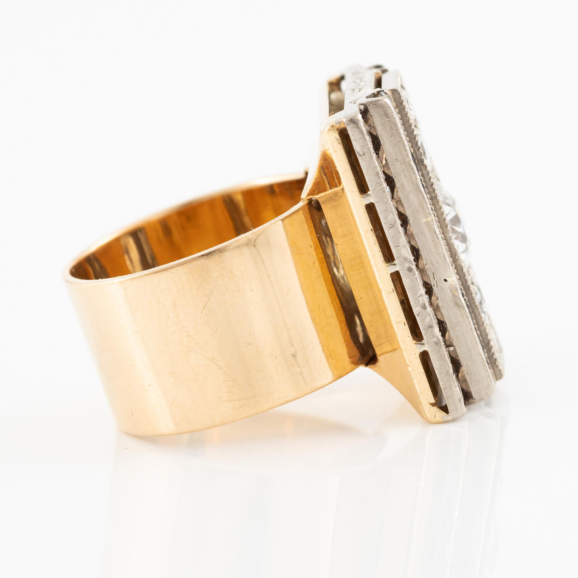 Ring 18K guld med gammalslipad diamant, briljantslipade och baguetteslipade diamanter samt carréslipade safirer.