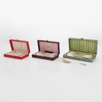 A set of 18 silver spoons and a cake server with sea shell motif, Kultakeskus, Hämeenlinna 1948-54.