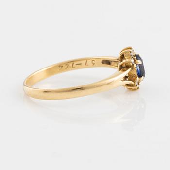 Ring, 18K guld med oval safir och 8 st briljantslipade diamanter.