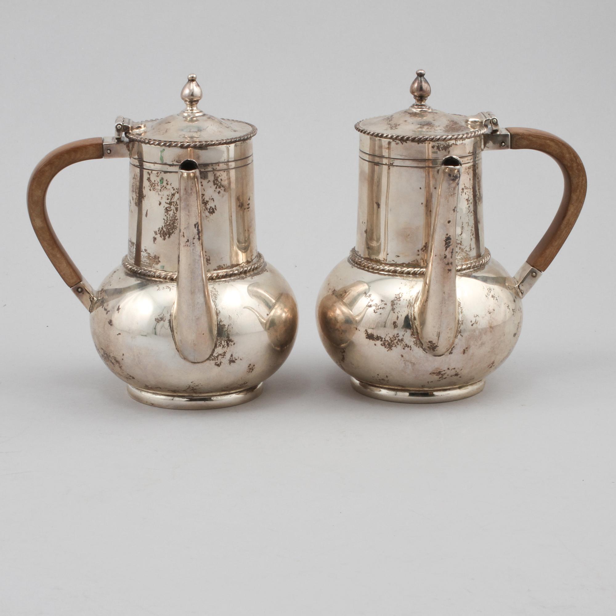 KANNOR, ett par, silver, Mappin & Webb, London, England, 1915, vikt 505 gram.