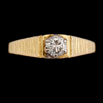 RING, 18 k guld med briljantslipad diamant. Vikt ca 3 gram.