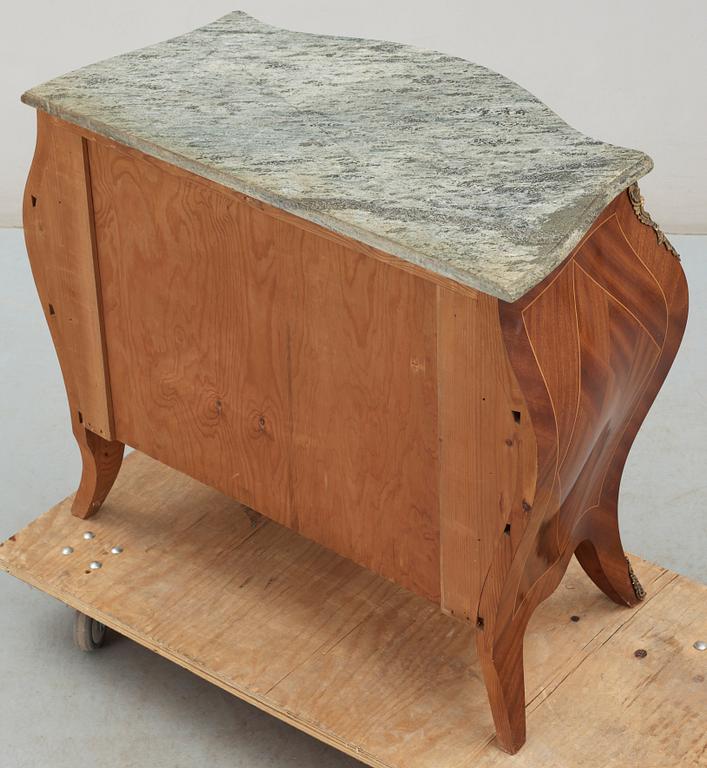 BYRÅ, rokokostil, omkring 1900-talets mitt.