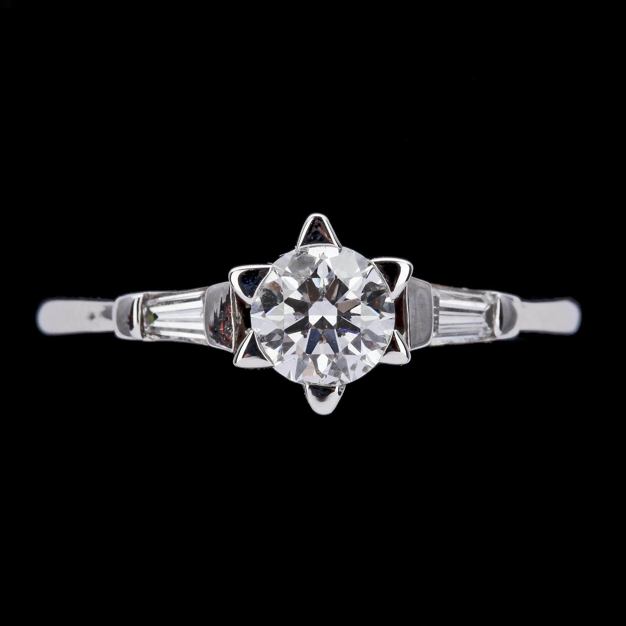 RING, briljantslipade diamant, 0.54 ct samt två trapezslipade diamanter, tot. 0.30 ct.