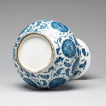 A blue and white vase, Qing dynasty (1644-1912).