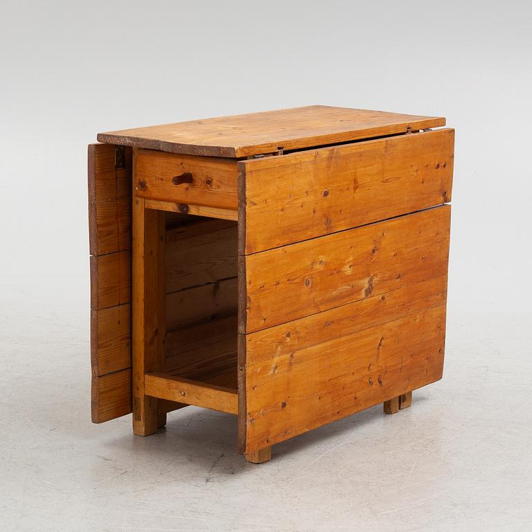 A gate-leg table, 19th century.