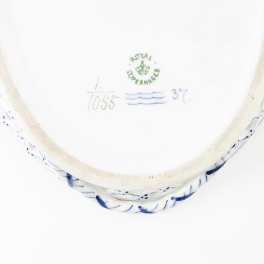 Galleried bowl "Musselmalet helblonde" Royal Copenhagen Denmark porcelain 20th century and bowl dish.