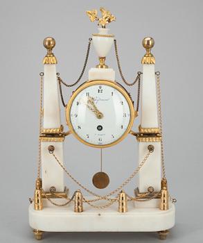 BORDSPENDYL, brännförgylld  brons samt marmor, Louis- seize, Frankrike 1700-talets slut.