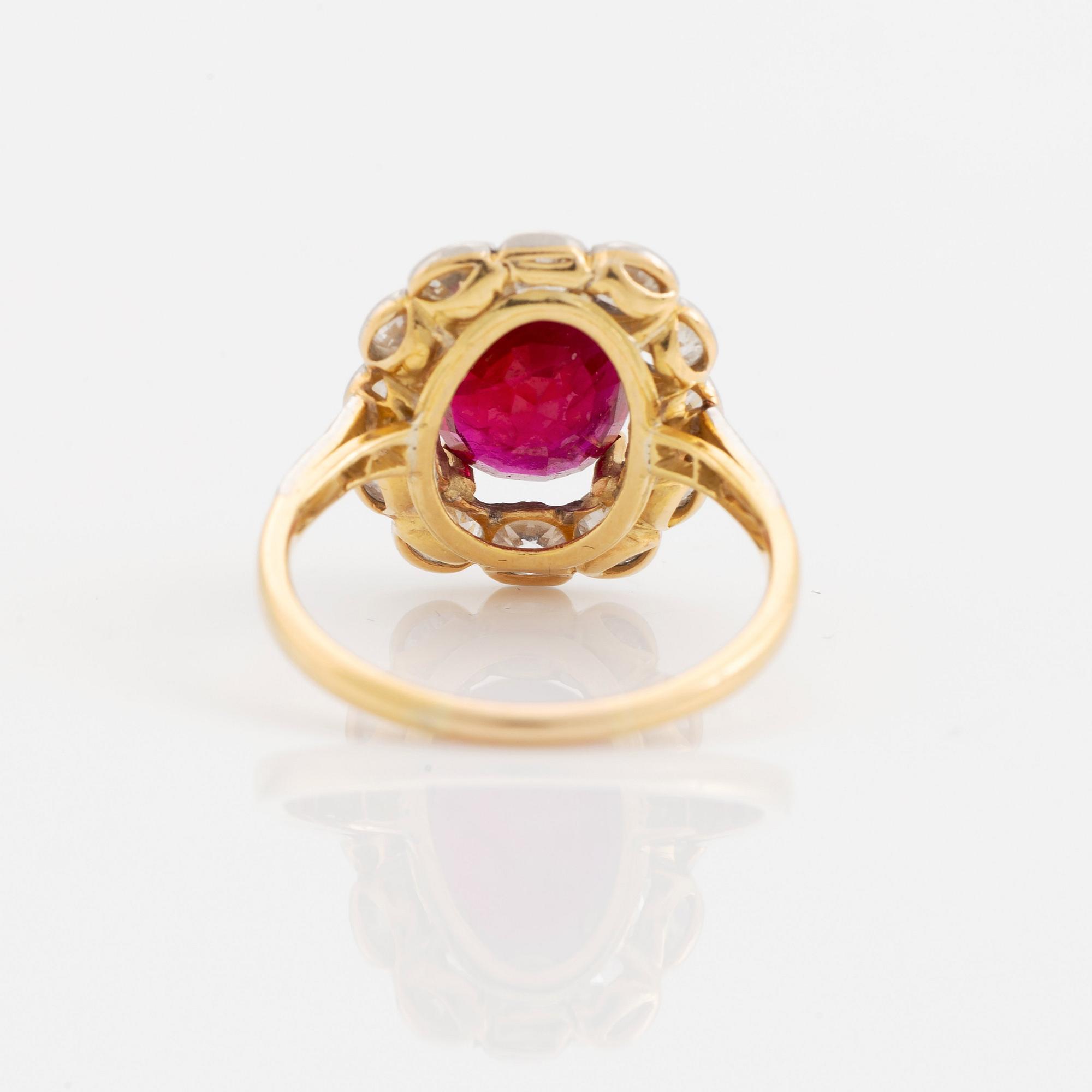 Ring 18K guld och platina med en fasettslipad rubin vikt ca 3.35 ct.