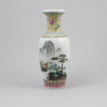 VAS, porslin, Kina, 1900-talets andra hälft/modern tillverkning.