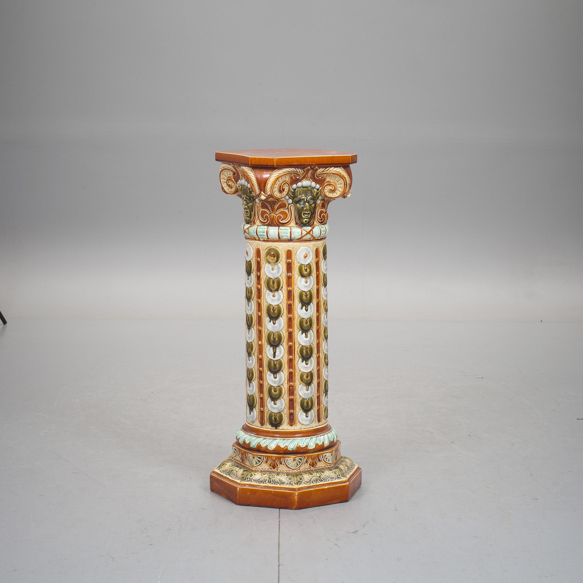 PIEDESTAL, flintgods, majolika, 1900-talets första hälft.