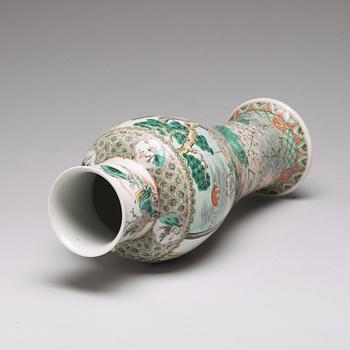 VAS, porslin. Qingdynastin, 1800-tal.