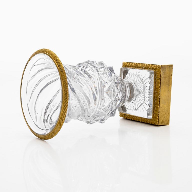 Maljakko, kullattu messinki, hiottu lasi, 1800-luvun puoliväli.