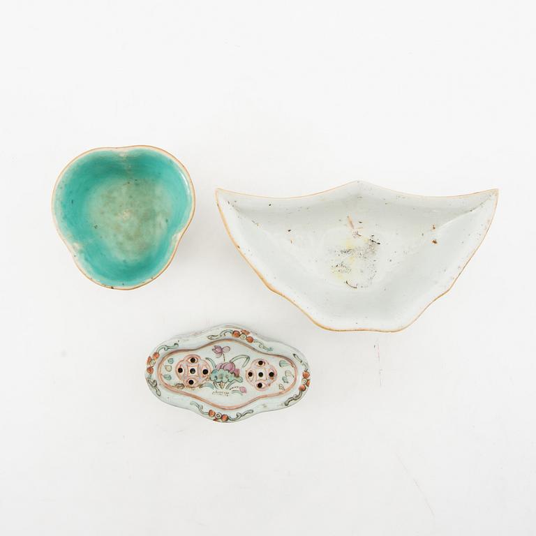 Skålfat två stycken samt tvålkopp. Kina, sen Qing dynasti och 1900-tal.