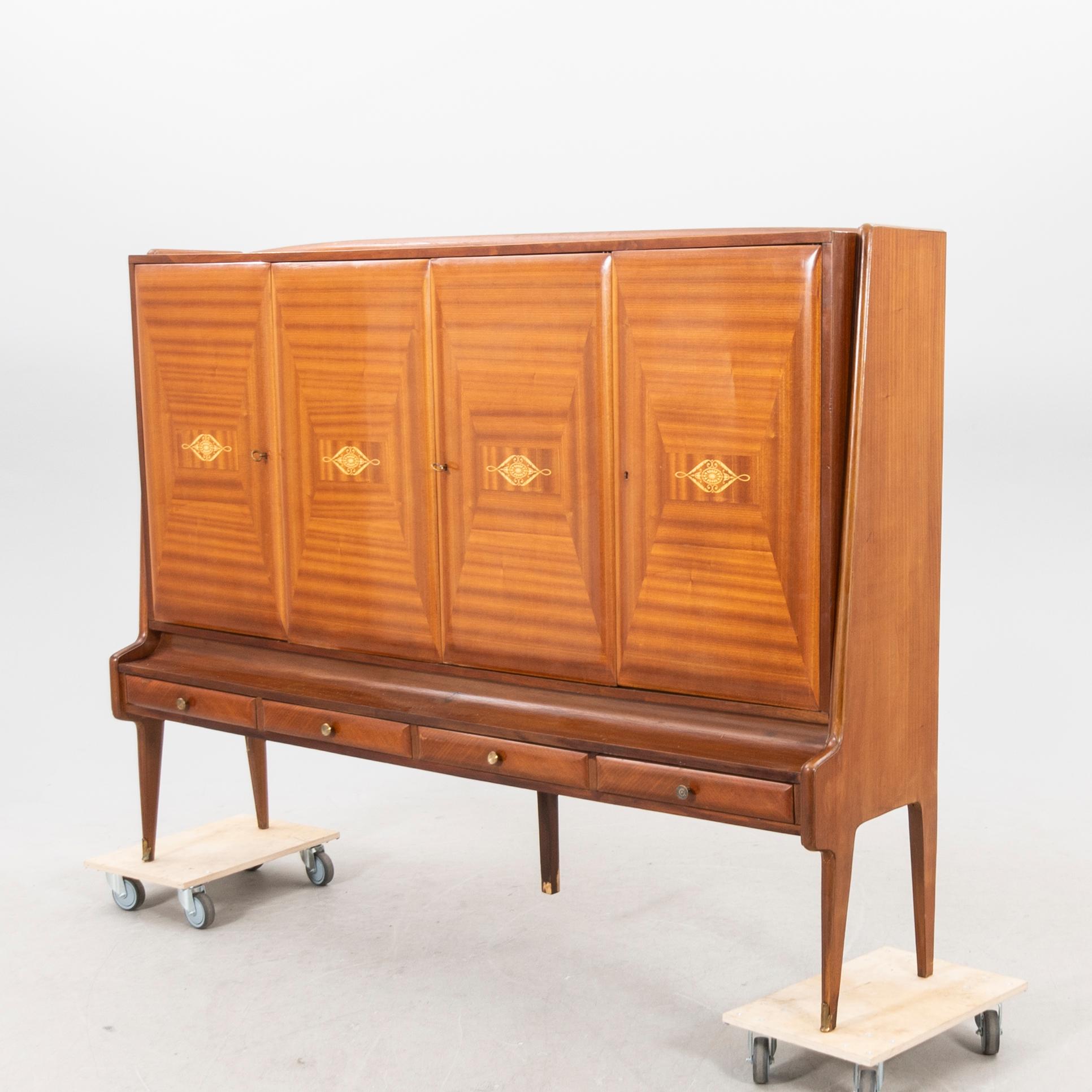A 1950s Italien mahogany cabinet.