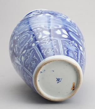 GOLVVAS, porslin, Japan, omkring 1900l.