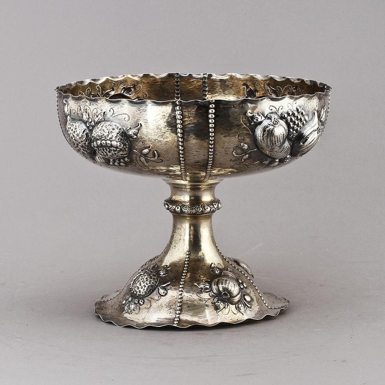 SKÅL på FOT, silver, C G Hallberg, Stockholm, 1914. Vikt 650 g.