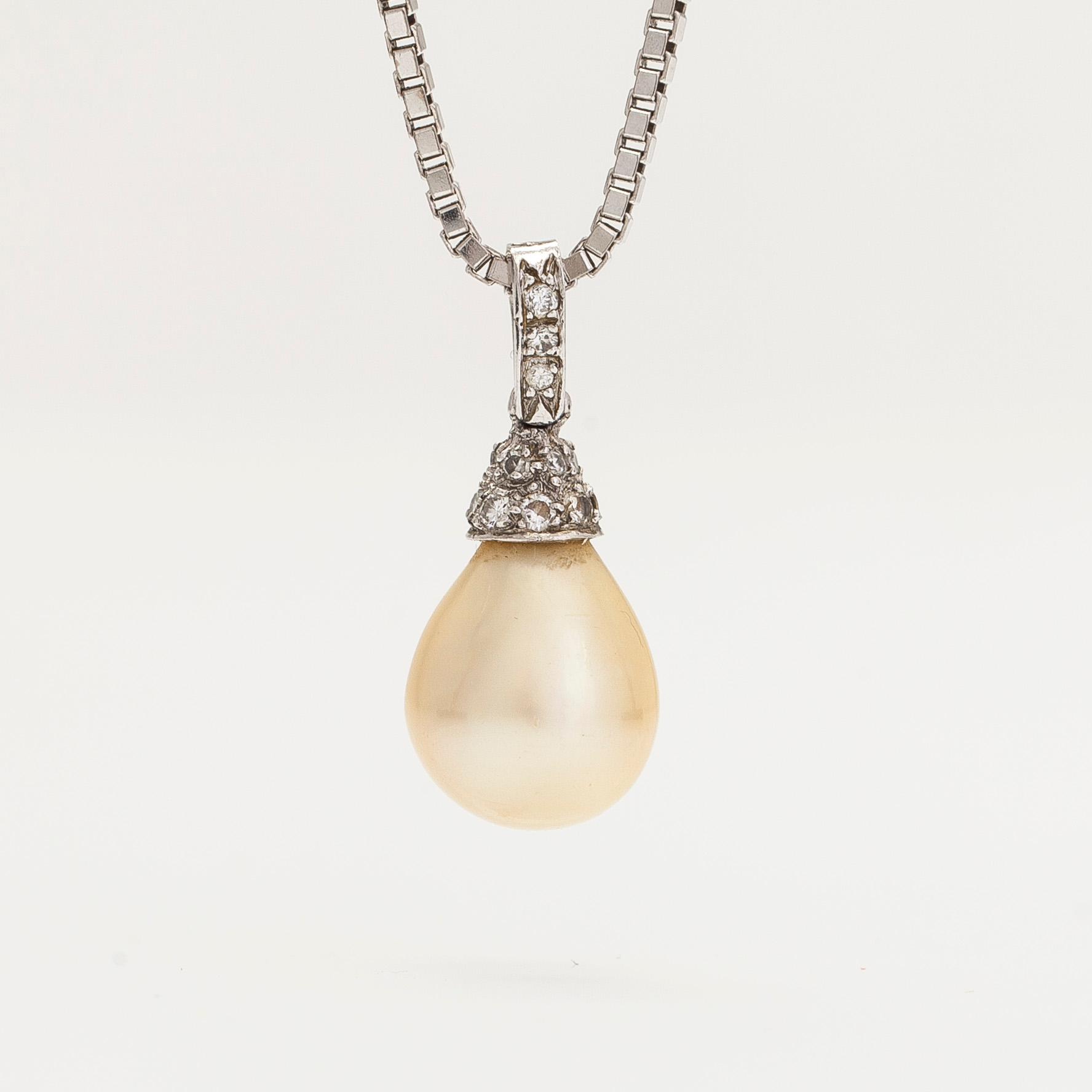 Halsband, 18K vitguld, hänge i platina med odlad pärla och diamanter.