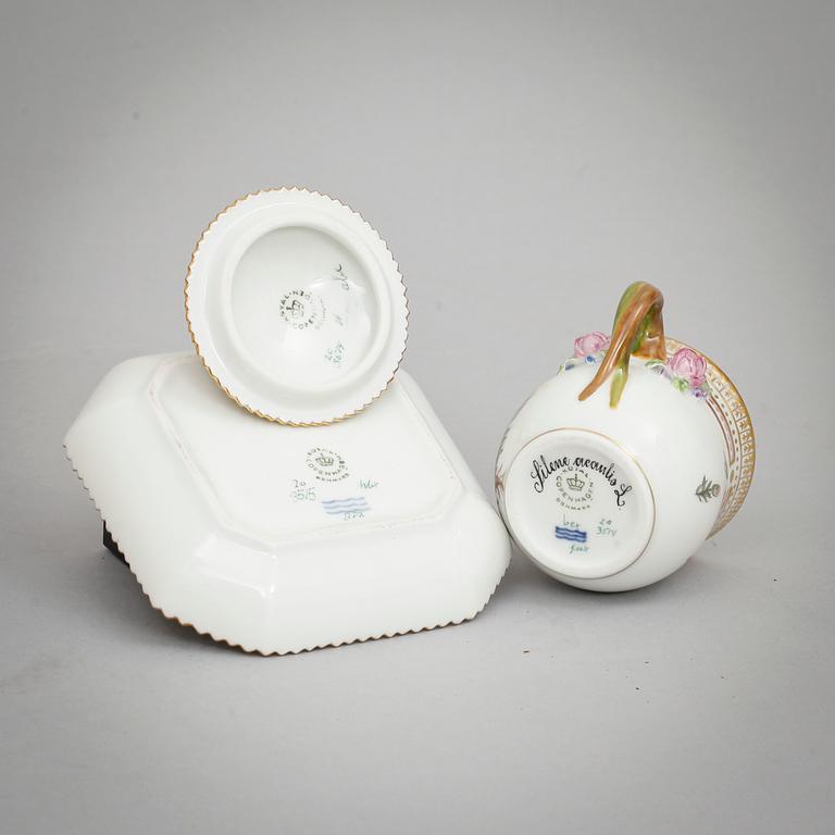 CREMEKOPP PÅ FAT, porslin, Royal Copenhagen "Flora Danica".
