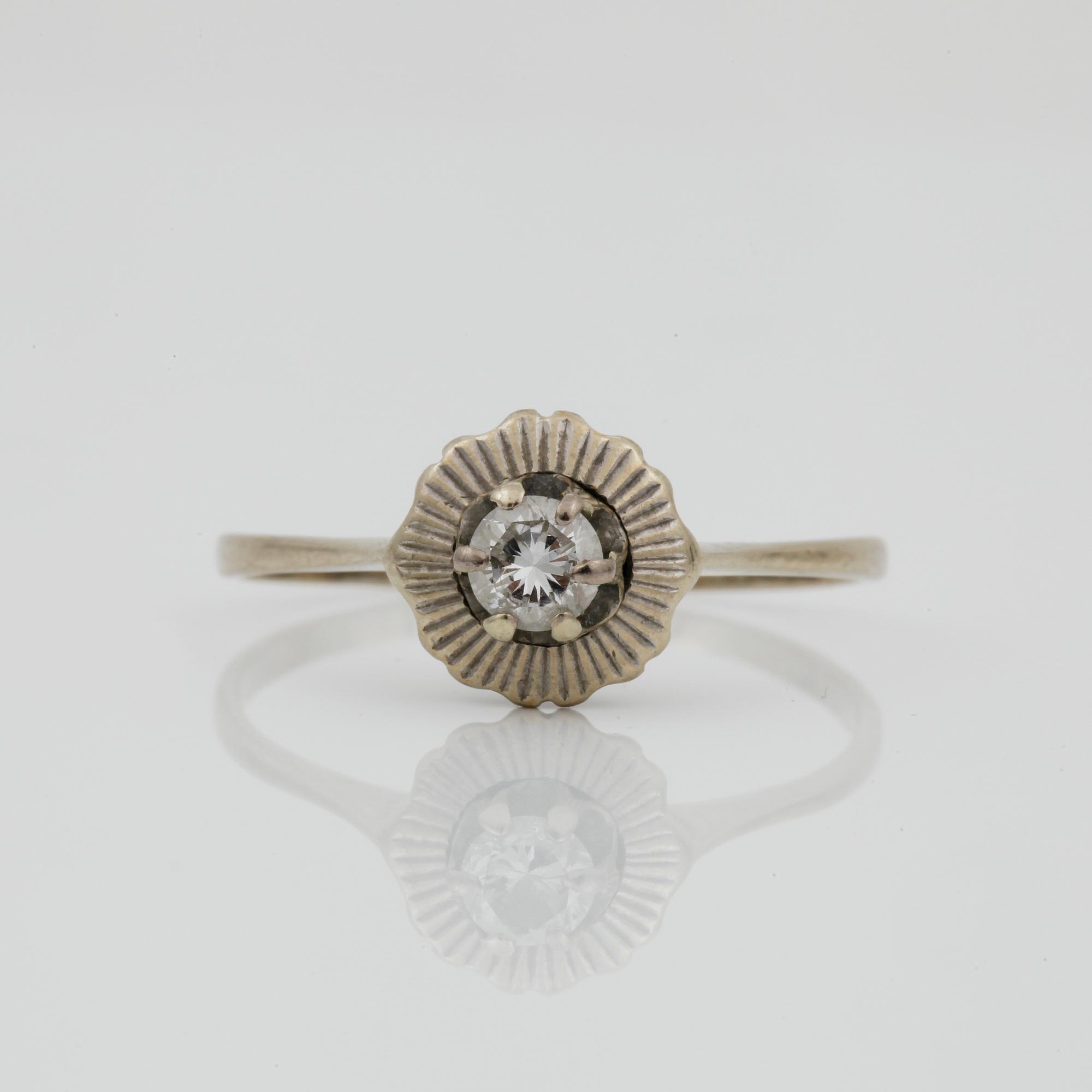 ENSTENSRING, vitguld 18K, 0,3 ct, ostämplad, 1900-tal. Vikt ca 1 gram.