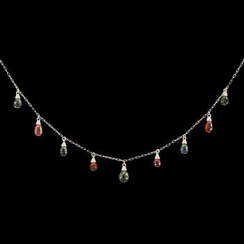 765. A multi coloured briolette cut sapphire necklace, tot. 7.88 cts.