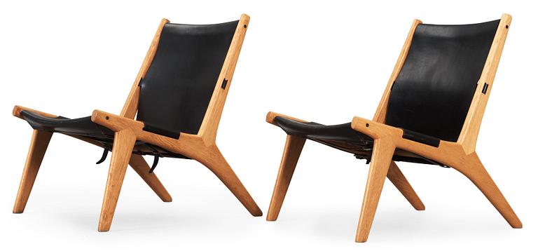 A pair of Östen Kristiansson oak and black leather lounge chairs 'Vilstol 204', Vittsjö, Sweden 1950's.
