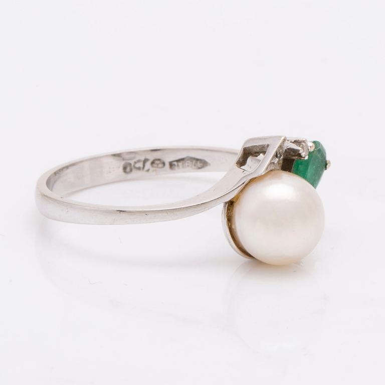 Ring 18K whitegold 1 cultured pearl approx 7,5 mm 1 emerald and 2 single-cut diamonds.