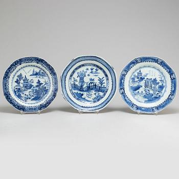 TALLRIKAR, 11 stycken, kompaniporslin. Qingdynastin, Qianlong (1736-95).