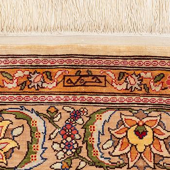 A silk Hereke rug, ca 101 x 69 cm.