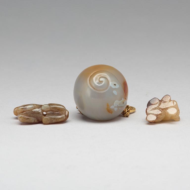 Two Chinese nephrite figurines and an agathe pendant with cover.