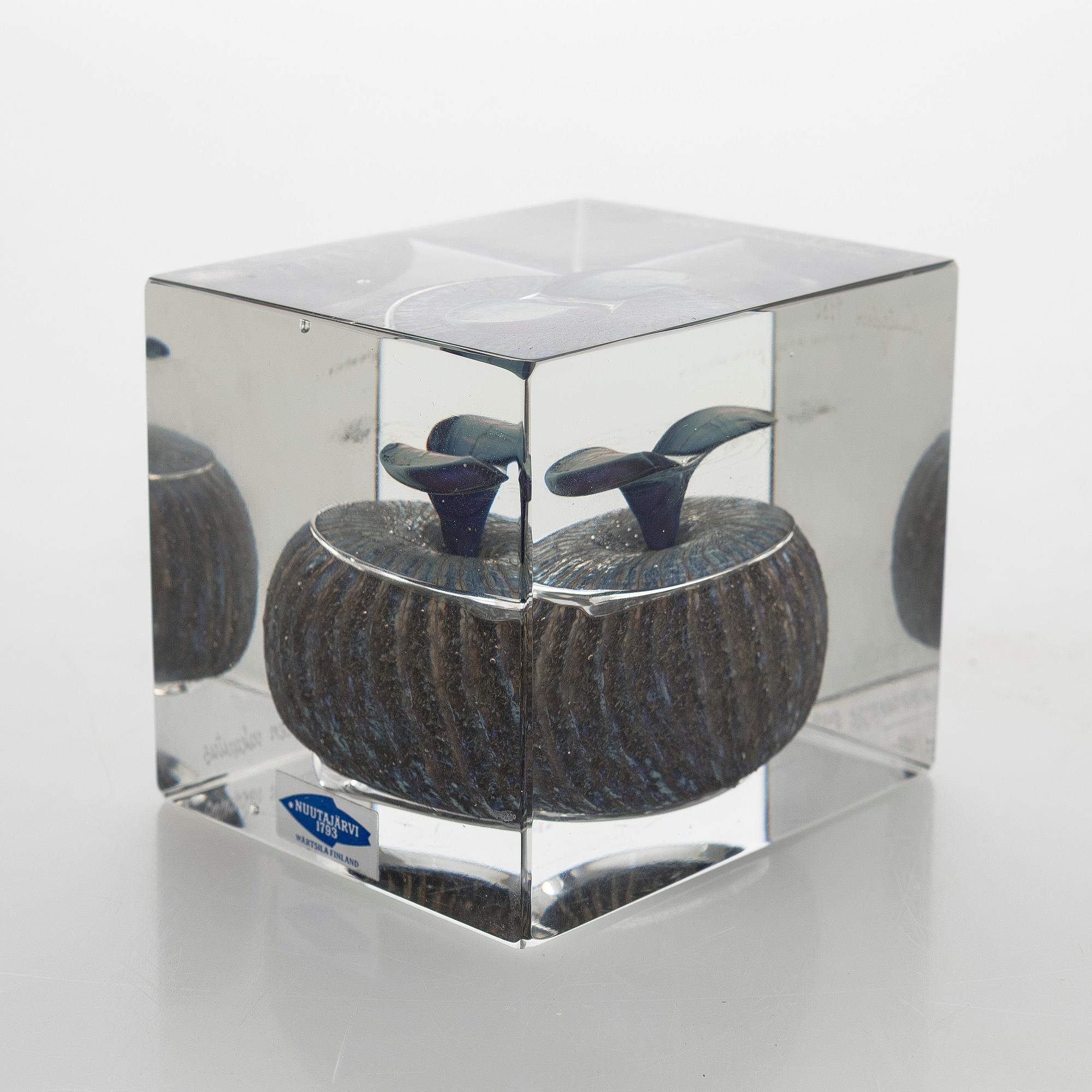 Oiva Toikka, annual glass cube 1980, signed Oiva Toikka Nuutajärvi 1980, 37/1000.