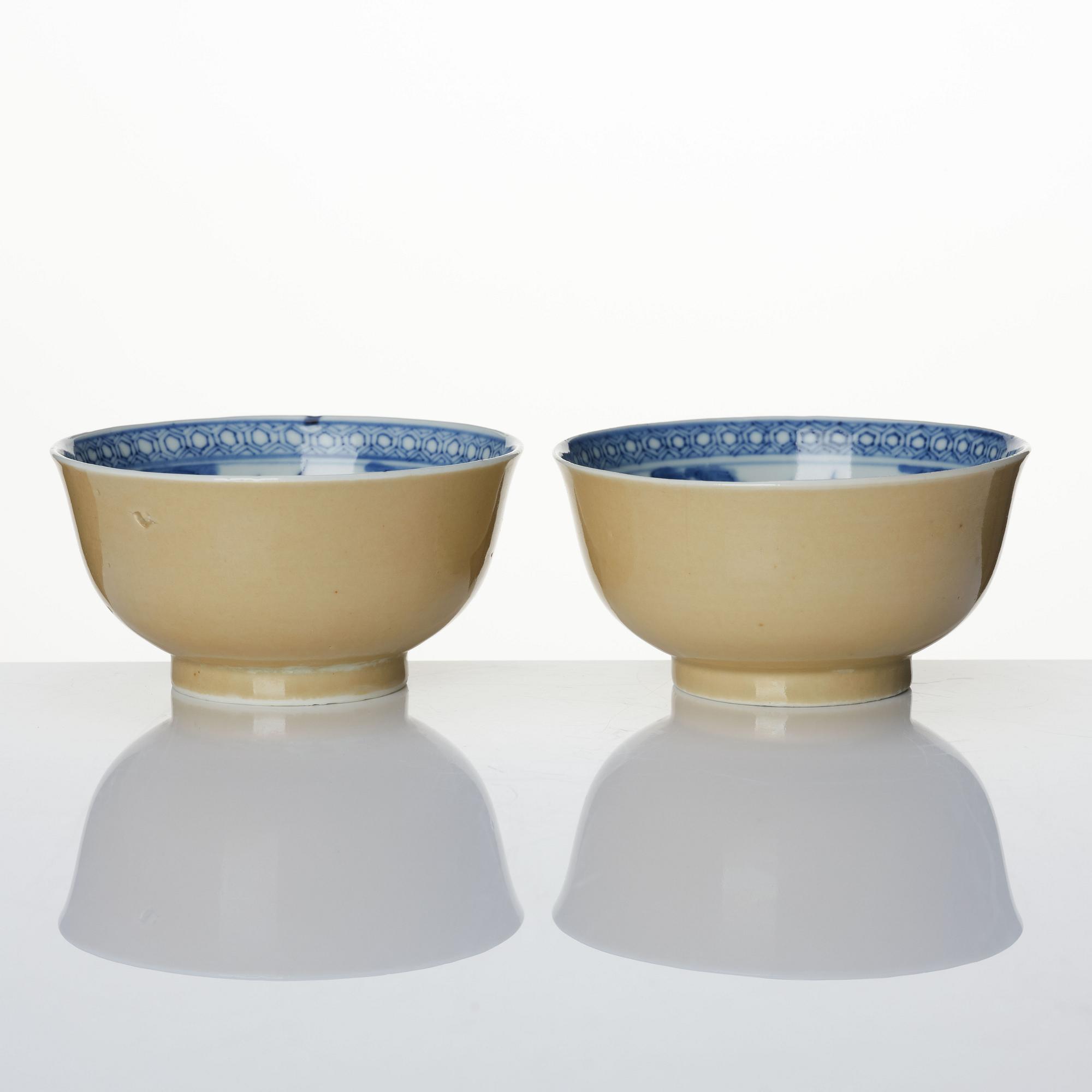 A pair of blue and white bowls. Qing dynasty, 18th century.
