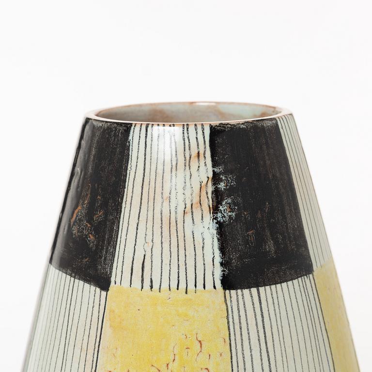 Carl-Harry Stålhane, vas, s k "Torro-fajans", dekor av Aune Laukkanen, Rörstrand, 1950-tal.