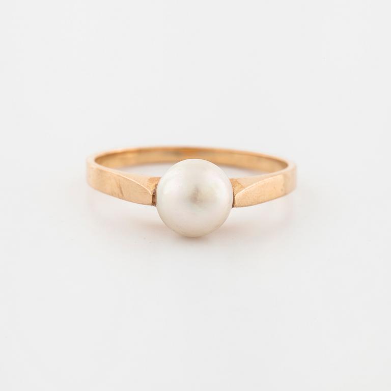 A cultured pearl ring by  Ceson, Göteborg, 1988.