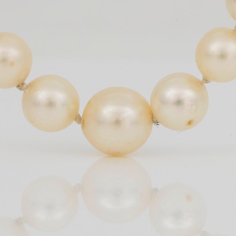 PÄRLCOLLIER, 2 st, odlade pärlor med lås i 14K guld och silver. Total vikt ca 22 g.