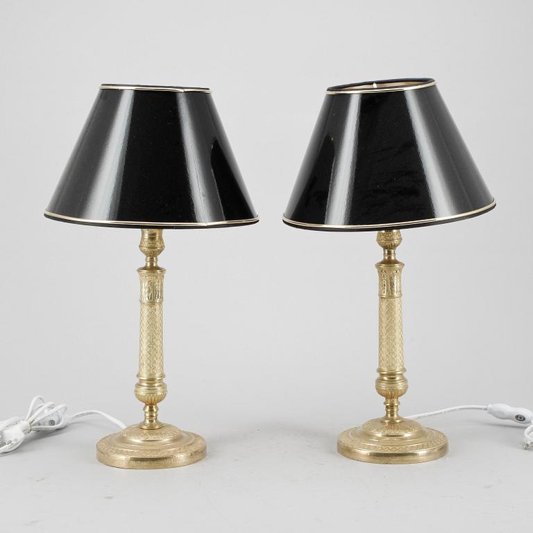 LJUSSTAKAR / BORDSLAMPOR, ett par. Empirestil, 1800-talets andra hälft.