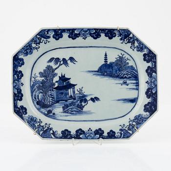 A Chinese blue and white porcelain charger, Qing dynasty, Qianlong (1736-95).