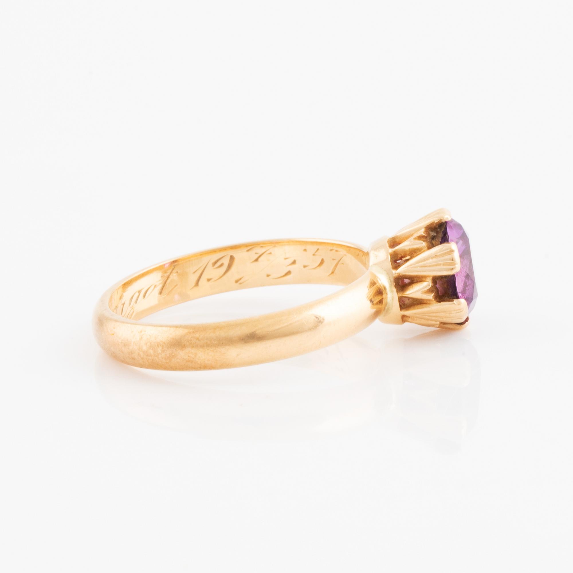 18K gold and synthetic sapphire ring.