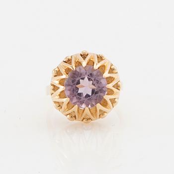 Ring 14K gold with a round faceted amethyst.