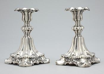 LJUSSTAKAR, ett par, silver, rokokostil, C G Hallberg import, 1800-talets slut.