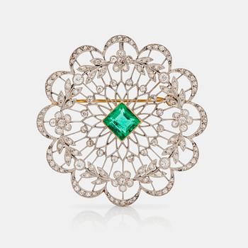 585. A circa 2.00 ct emerald and rose-, old- and single-cut diamond brooch. Belle Epoque.