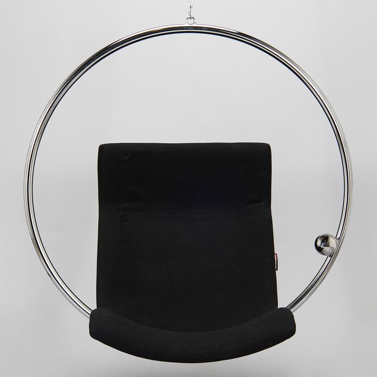 Eero Aarnio, nojatuoli/riipputuoli, "Ring Chair". Malli muotoiltu 2009.