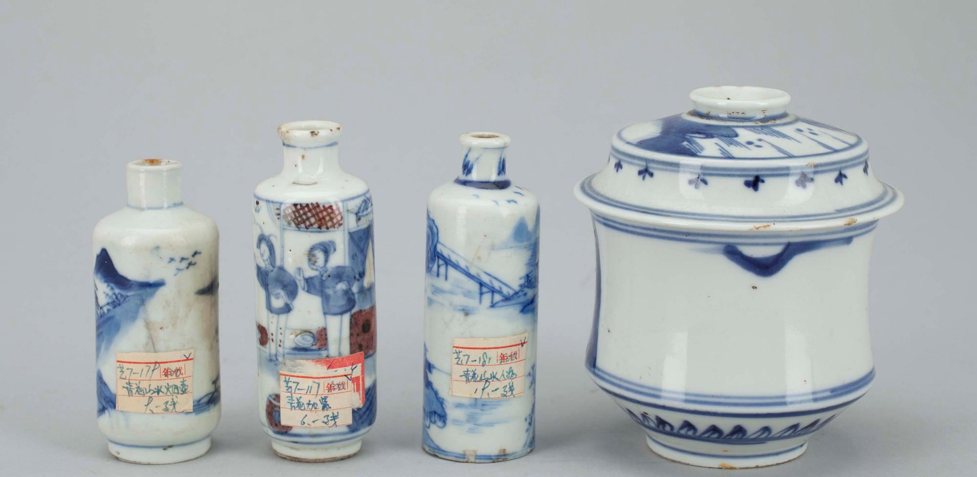 KANNELLINEN KUPPI ja NUUSKAPULLOJA, 3 kpl, posliinia, Kiina, Qing-dynastia 1800-luku.