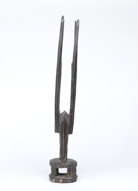 HUVUDPRYDNAD. Tshiwara (stiliserad antilop). Trä. Bambara-stammen. Mali ca 1920-1940. Höjd 55,5 cm.